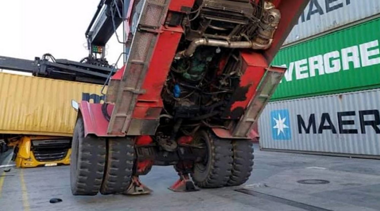 Kamionra zuhant a konténer a csepeli kikötőben / Fotó: Olvasónk