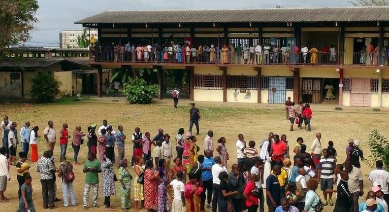 People queue to vote during the presidential election in Libreville, Gabon, August 27, 2016. REUTERS/Erauds Wilfried Obangome