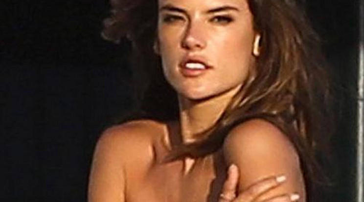 Félmeztelenül pózol Alessandra Ambrosio - fotók!