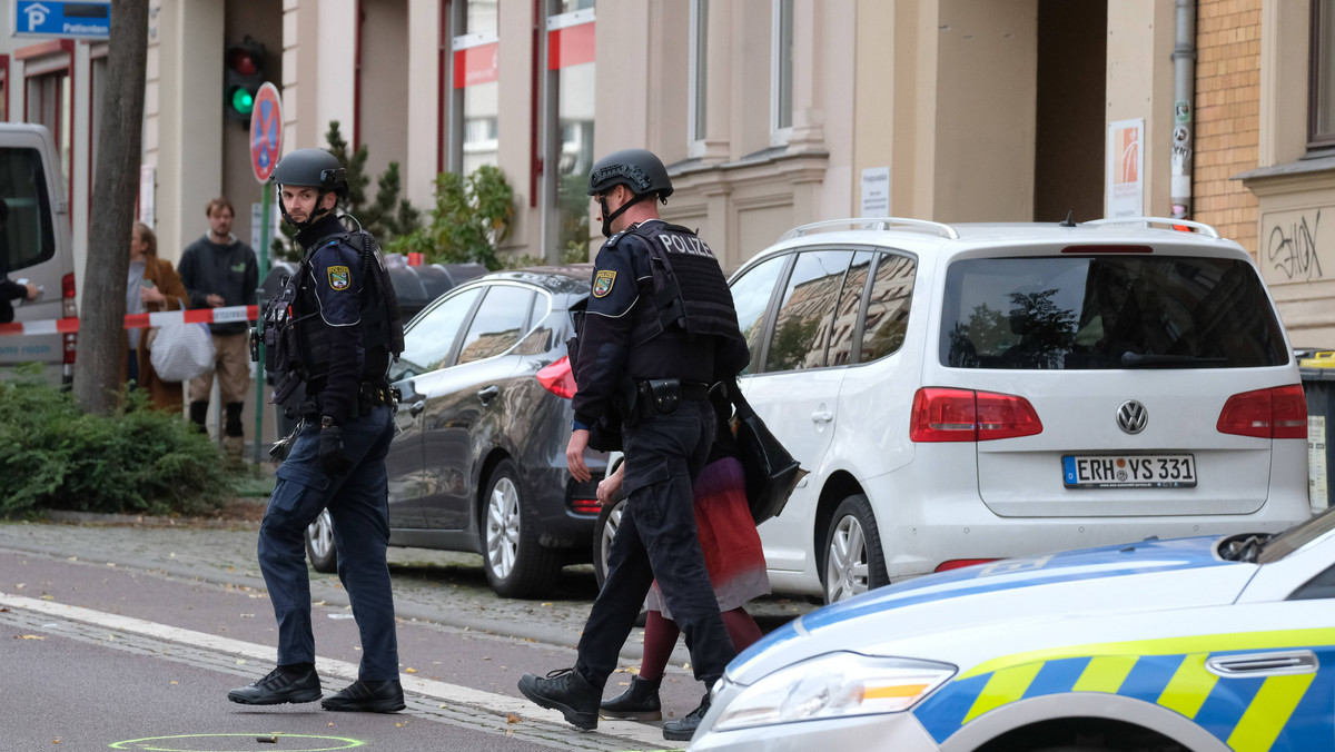 Jak podają media, jeden z napastników, którzy dokonali ataku na synagogę w Halle, gdzie zginęły dwie osoby, miał wypadek samochodowy na drodze B91 między miejscowościami Deuben i Werschen na południowy-zachód od Lipska.