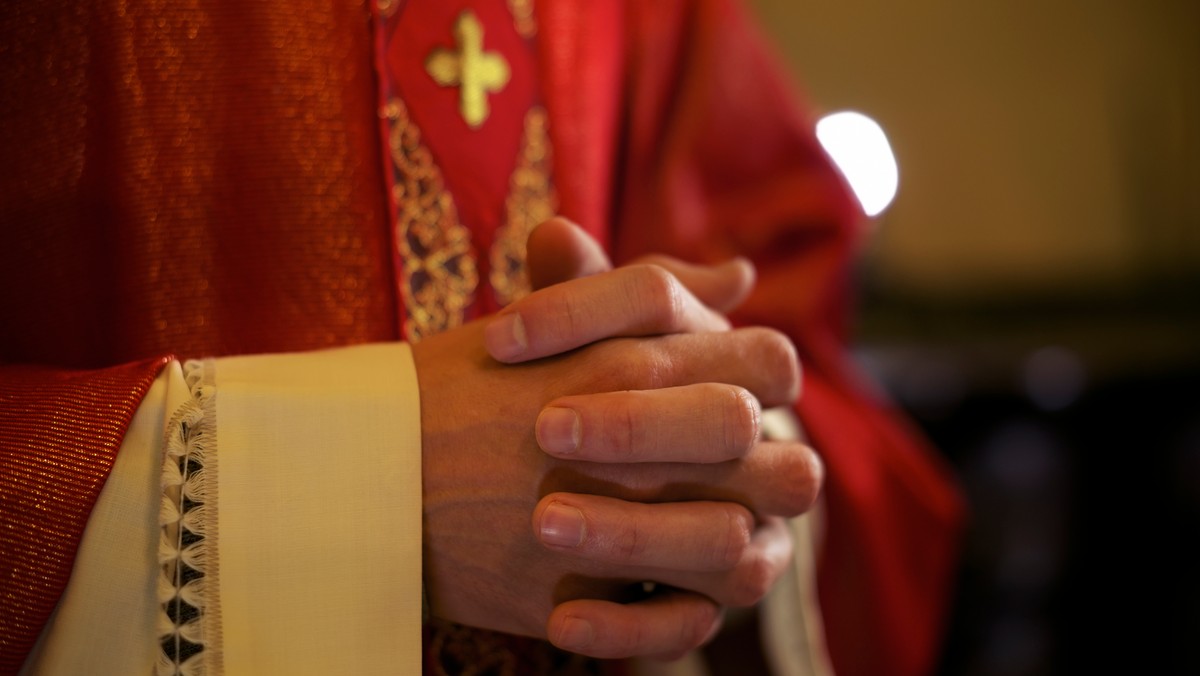 Ksiądz z Gaszowic k. Rybnika, który w grudniu spowodował kolizję drogową po pijanemu, został zawieszony w wykonywaniu funkcji kapłańskich. Poza karą suspensy duchowny został też skierowany na leczenie - poinformował rzecznik Archidiecezji Katowickiej ks. Łukasz Gaweł.