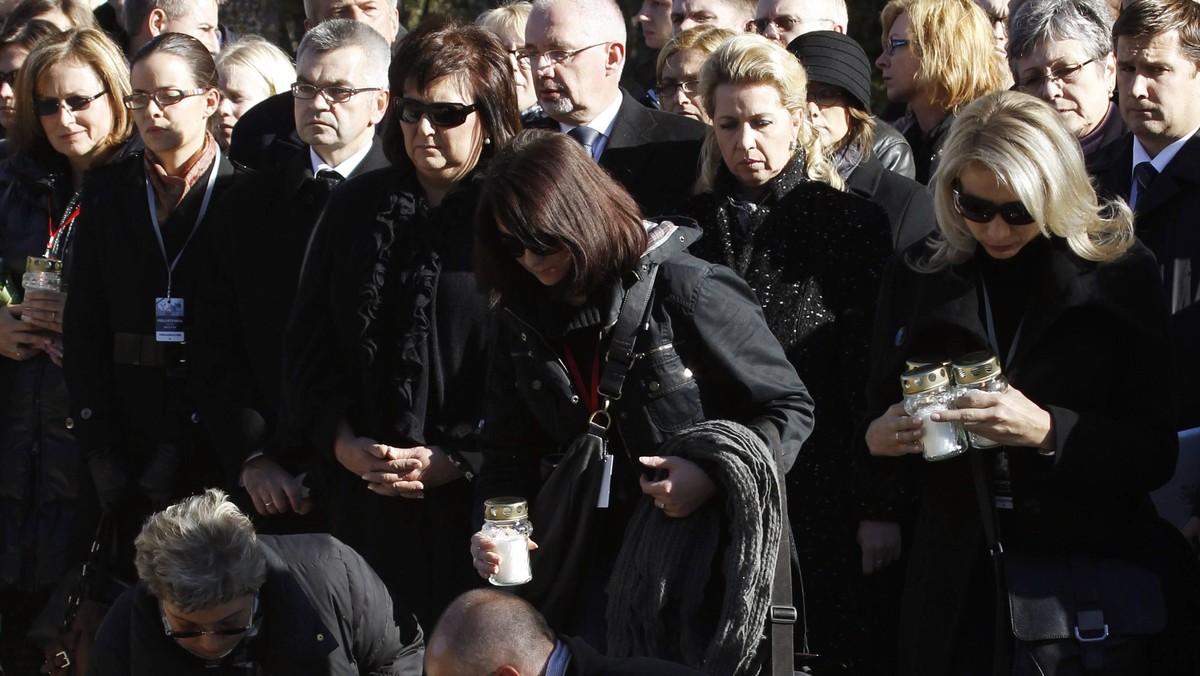 2 grudnia ma dojść do drugiego spotkania prokuratury z rodzinami ofiar katastrofy smoleńskiej. Jak ustaliła PAP, na przyszły tydzień prokuratura planuje zaś kolejną konferencję prasową nt. polskiego śledztwa w sprawie tragedii z 10 kwietnia.