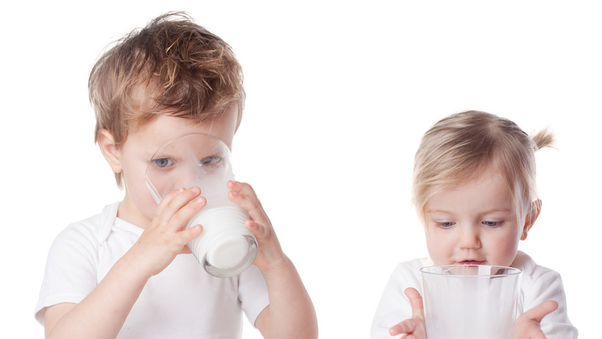 Z badań przeprowadzonych przez Instytut Badawczy Pro Publicum[1] wynika, że 97 proc. dzieci lubi mleko, ale tylko 62 proc. pije je codziennie. Eksperci żywienia od dawna ostrzegają, że dieta najmłodszych jest zbyt uboga w wapń, którego głównym źródłem jest mleko i produkty mleczne. Aż połowę zapasów wapnia gromadzimy do 10. roku życia, a jego niedobory możemy odczuwać w późniejszym wieku.