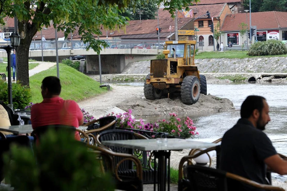 Bageri čiste mulj iz Đetinje kroz centar Užica