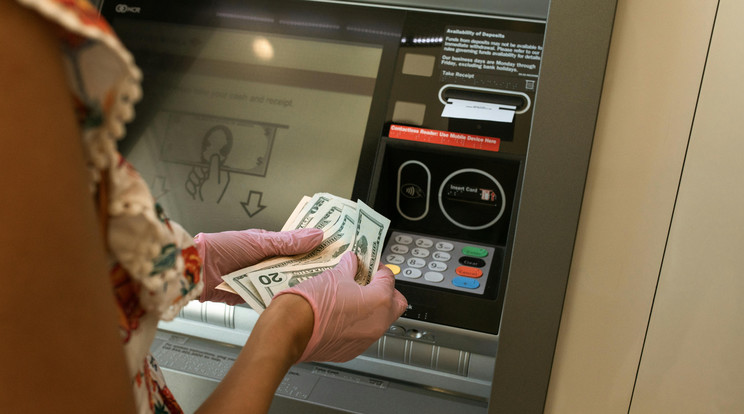 Már nem csak a bankjegykiadó automatákból, hanem a postafiókokból is ingyenesen vehetünk fel pénzt / Fotó: Pexels/
