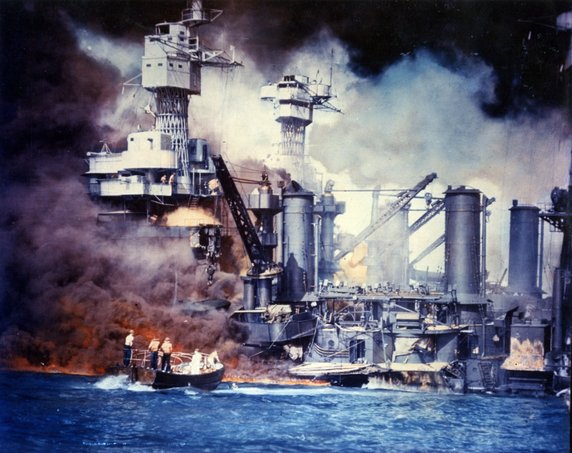 USS West Virginia płonie po japońskim ataku na Pearl Harbor (7 grudnia 1941, domena publiczna).