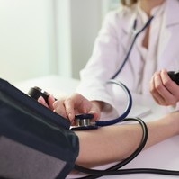 Mindig alacsonyabb a vérnyomása, ha az orvos méri? Álcázott hipertónia is lehet az oka
