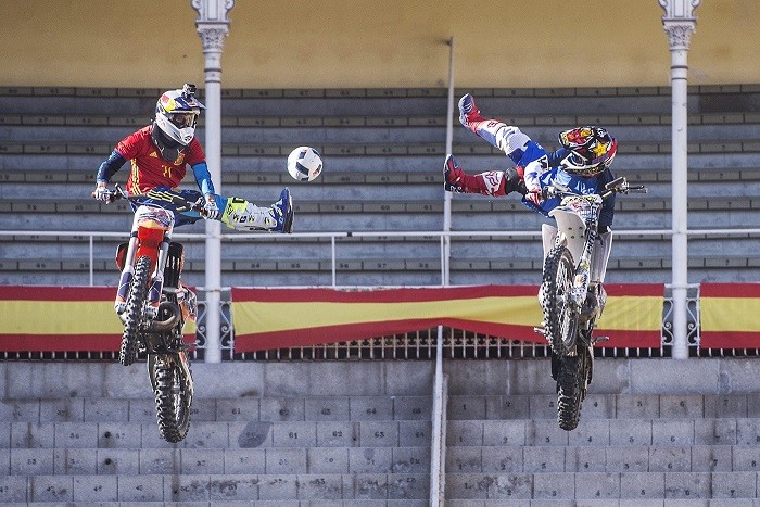 W Hiszpanii w piłkę grają nawet na motorach