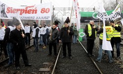 Górniczy związkowcy zablokowali tory. Problemy dla podróżnych w całej Polsce. ZDJĘCIA