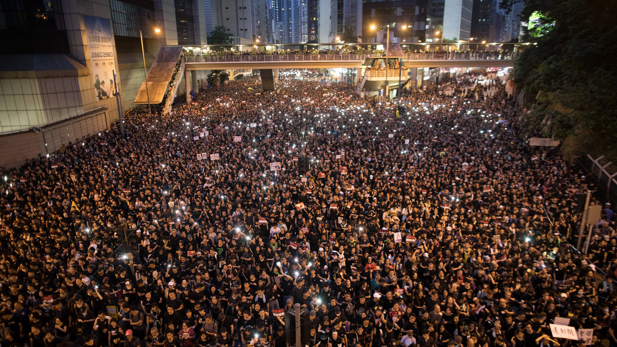 Mieszkańcy Hongkongu stawili bezprecedensowy opór wobec forsowanej przez rząd regionu i popieranej przez Pekin ustawie. Komentatorzy oceniają zawieszenie projektu jako największe ustępstwo władz ChRL pod presją społeczeństwa od początku prezydentury Xi Jinpinga.