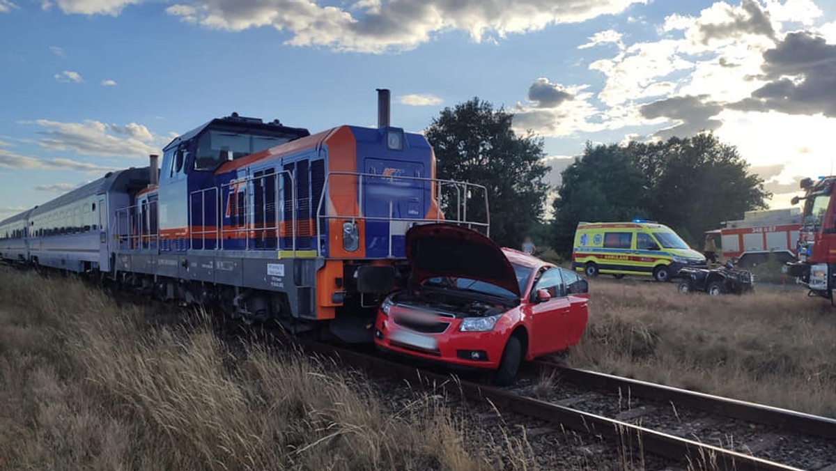 Kobieta wjechała wprost pod pociąg na małym widocznym przejeździe. Jej samochód był wleczony przez kolejkę przez sto metrów. Było o krok od tragedii – informują strażacy z Zielonej Góry.