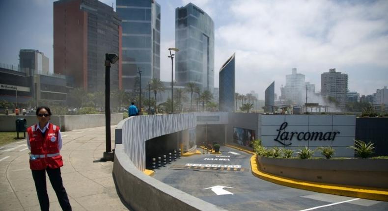 At least five people died in a fire that broke out in a shopping mall steps away from a Lima luxury hotel where some APEC Asia-Pacific trade summit delegations were expected to stay