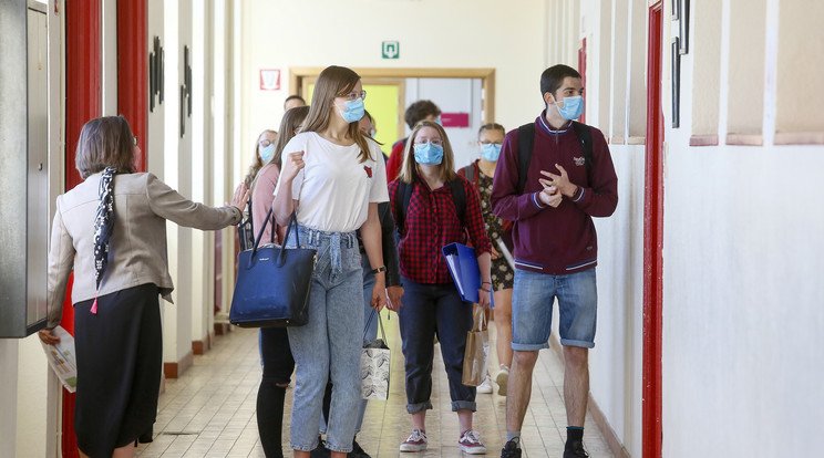 Bizonyos iskolákban kötelezővé tették a maszkviselést az évnyitón / Fotó: MTI/EPA/Julien Warnand