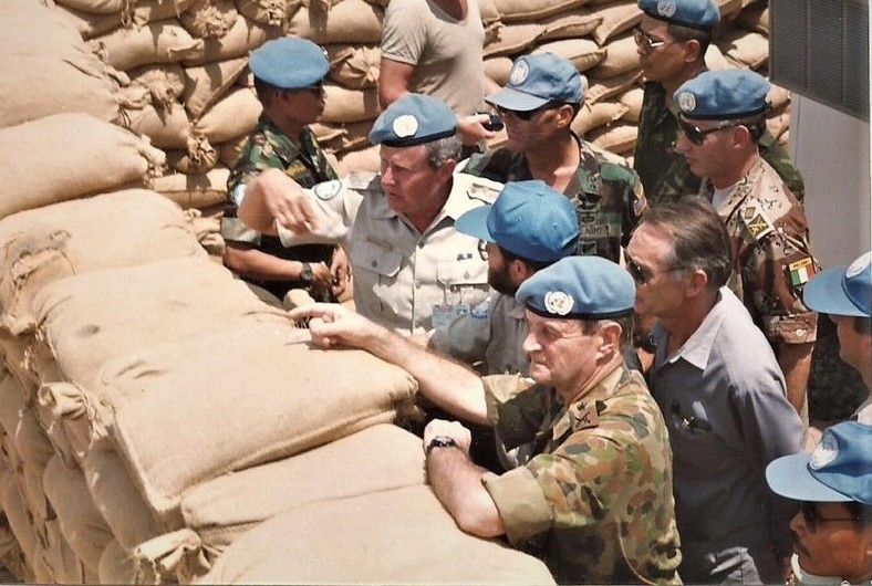 Gen. Sanderson wysłuchujący meldunku po ataku na bazę 5 kompanii logistycznej KTP (prawy dolny róg, w okularach)