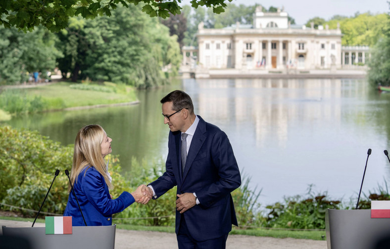 Mateusz Morawiecki i Giorgia Meloni podczas konferencji w Łazienkach Królewskich, 5 lipca 2023 r.