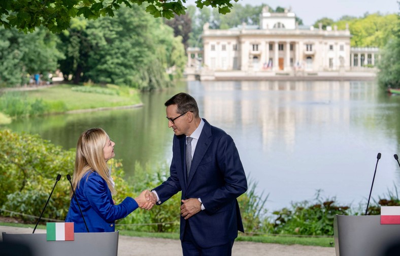 Mateusz Morawiecki i Giorgia Meloni podczas konferencji w Łazienkach Królewskich, 5 lipca 2023 r.