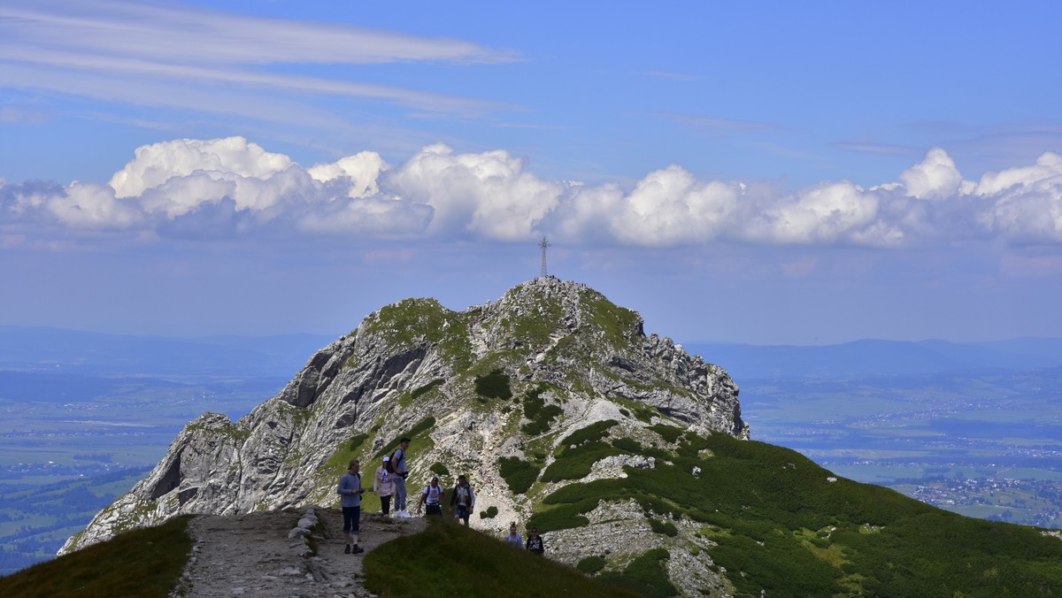 Giewont: policja wyjaśnia okoliczności zawieszenia baneru na krzyżu