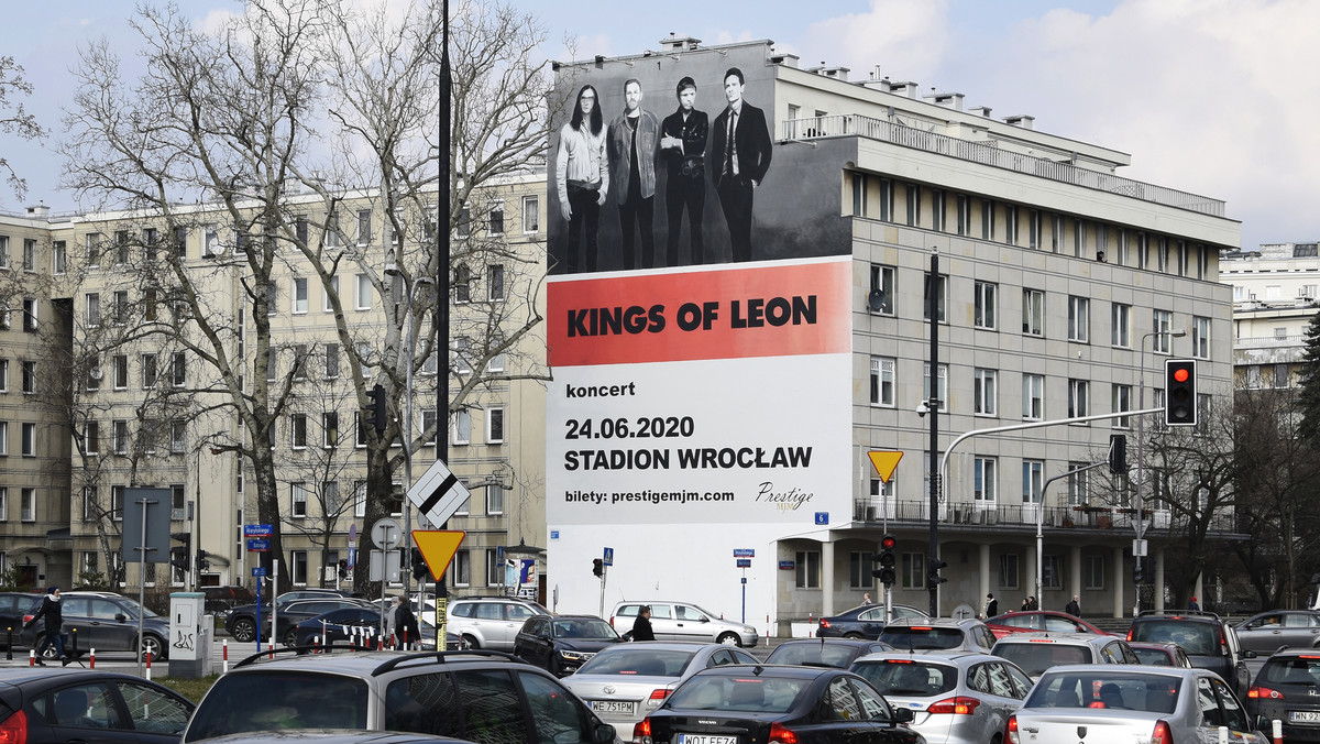 <strong>Wielki mural promujący koncert Kings of Leon we Wrocławiu pojawił się w stolicy. Malowidło można zobaczyć przy skrzyżowaniu ulic Waryńskiego, Batorego i Żeleńskiego. Wydarzenie odbędzie się 24 czerwca i będzie jedynym koncertem formacji w tym roku w Polsce. </strong>