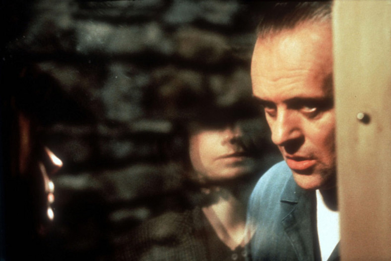 "Milczenie owiec" - kadr z filmu. Na zdjęciu: Jodie Foster jako Clarice Starling i Anthony Hopkins jako Hannibal Lecter