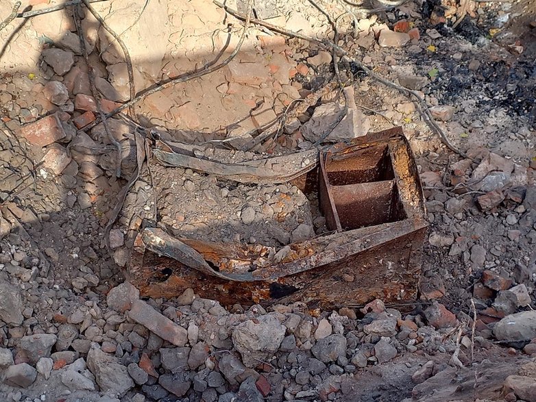 Kasa pancerna "in situ", widoczna strona frontowa z wyrwanymi drzwiami (fot. J. Jagodziński/Muzeum Archeologiczno-Historyczne w Elblągu, prawa zastrzeżone)