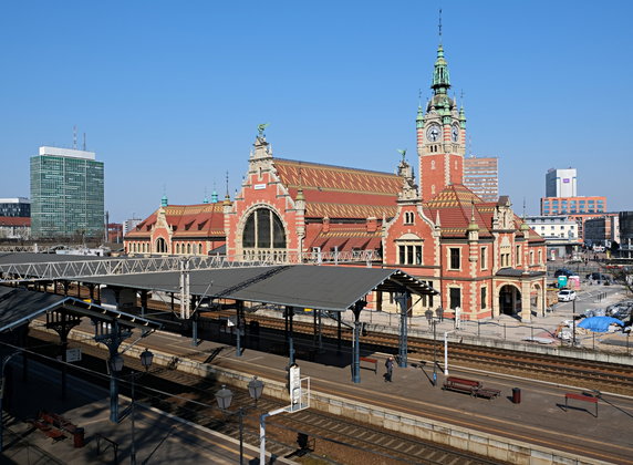 Dworzec po niedawnym remoncie. Fot. kallerna, CC BY-SA 4.0, via Wikimedia Commons