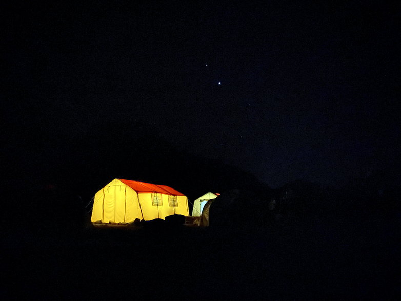 Nasz namiot bazowy nocą