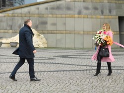 Całuśnie, słodko i szarmancko. Jacek Kurski odebrał żonę po jej ostatnim dniu pracy w PnŚ [FOTO]