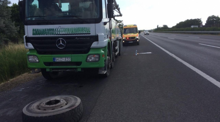 A leszakadt kerék felrobbant, a sofőr súlyosan sérült / Fotó: Police.hu