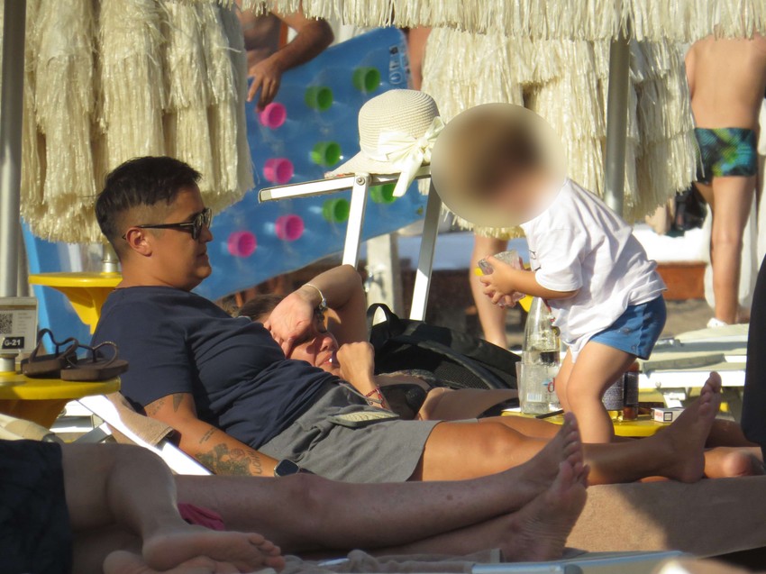 Marija Šerifović sa sinom na plaži u Crnoj Gori