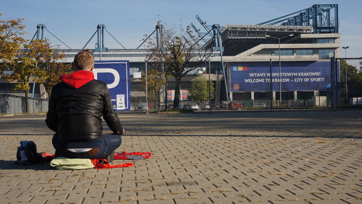 Stadion im. Henryka Reymana to od sprawia miastu wiele kłopotów. Mimo setek milionów złotych oraz kilkunastu lat pracy wciąż coś nie wychodzi. A to nie dostaliśmy EURO. A to ktoś zapomniał o prawach autorskich do stadionu. Albo zapomniano o schodach, a jak sobie przypominano, to te okazywały się za śliskie. Niektórzy winili za to nieudolność władz miasta. Niesłusznie. Wezwany na miejsce Wróżbita orzekł, że sprawca jest zupełnie inny – okazało się, że jest nim rozzłoszczony duch.