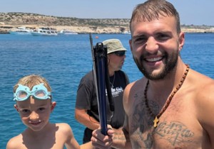 Veljko Ražnatović sa Željkom na pecanju