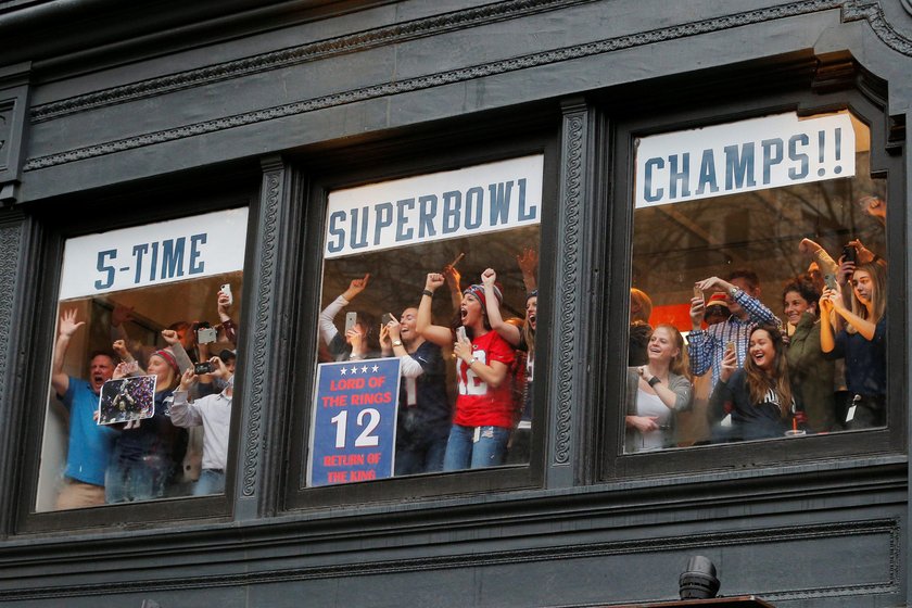 Mistrzowska feta zwycięzców Super Bowl. Alkohol lał się strumieniami