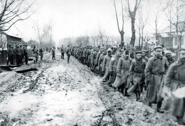 Rosyjscy jeńcy w drodze do niemieckiego obozu. 1916 r., fot. Hulton Archive