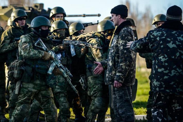 Zwycięzca w kategorii WYDARZENIA  Krym. Ukraińska baza wojskowa Belbek po szturmie rosyjskich wojsk specjalnych poddała się. Na zdjęciu widać nieuzbrojonych ukraińskich żołnierzy, którzy od referendum bronili bazy, odpierając ataki prorosyjskich prowokato