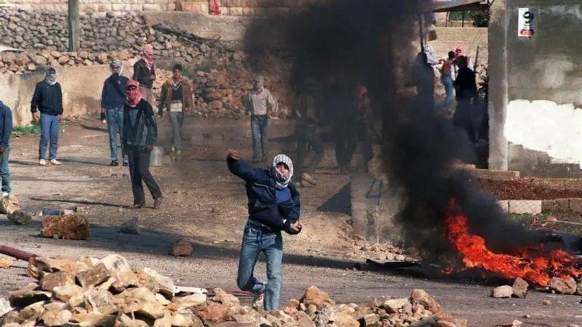 Palestinski demonstranti bacaju kamenje na izraelsku policiju za razbijanje demonstracija u selu Hizme u Severnom Jerusalimu, 21. decembra 1987, proglašenim „Danom mira" u znak podrške Palestincima na Okupiranim teritorijama | Foto: Getty Images