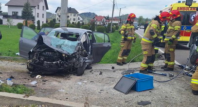 Uwięziona w aucie była na krawędzi śmierci. Wtedy pojawił się on. Paskiem uratował jej życie