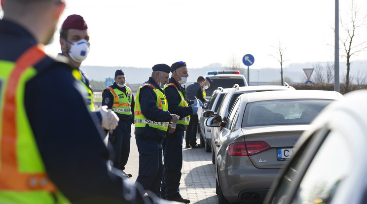 A Sopronnál beérkező autósokat rendőrök fogadják, az iratok mellett lázat is ellenőriznek /Fotó: MTI Varga György