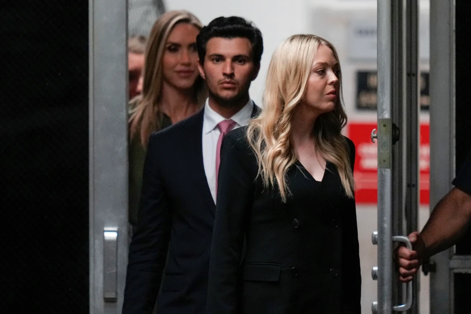 Tifani Tramp, Majkl Bulos i Lara Tramp na sudu na Menhetnu 28. maja