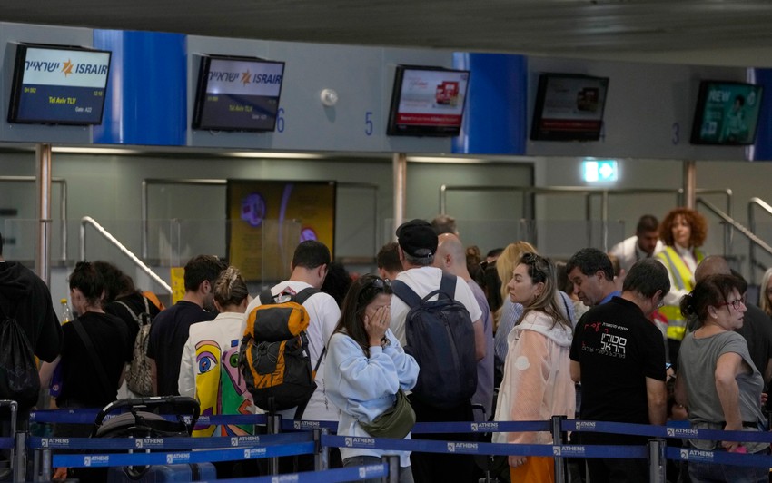 Putnici u redu za let za Izrael na aerodromu u Atini, Grčka, 10. oktobra
