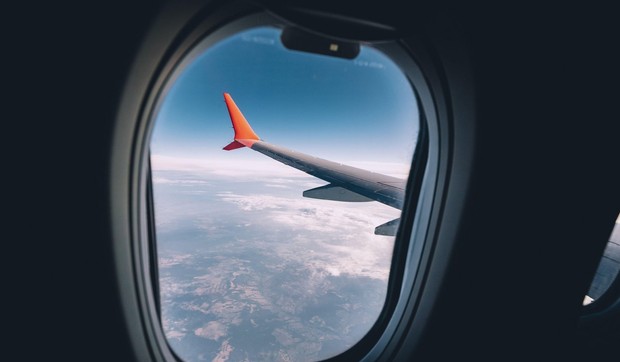 Prozor u avionu - ilustracija