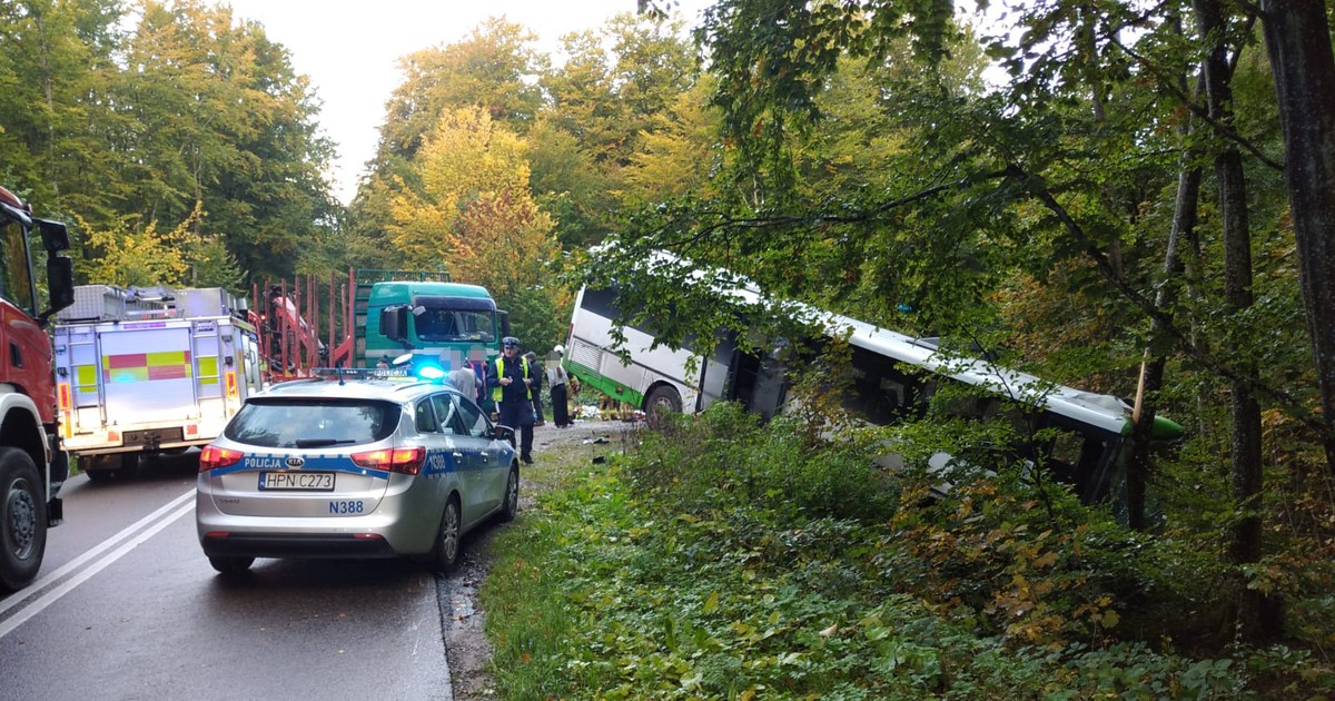 Ruszył w najgorszym momencie. Ciężarówka uderzyła w autobus pełen uczniów. Znamy przyczyny