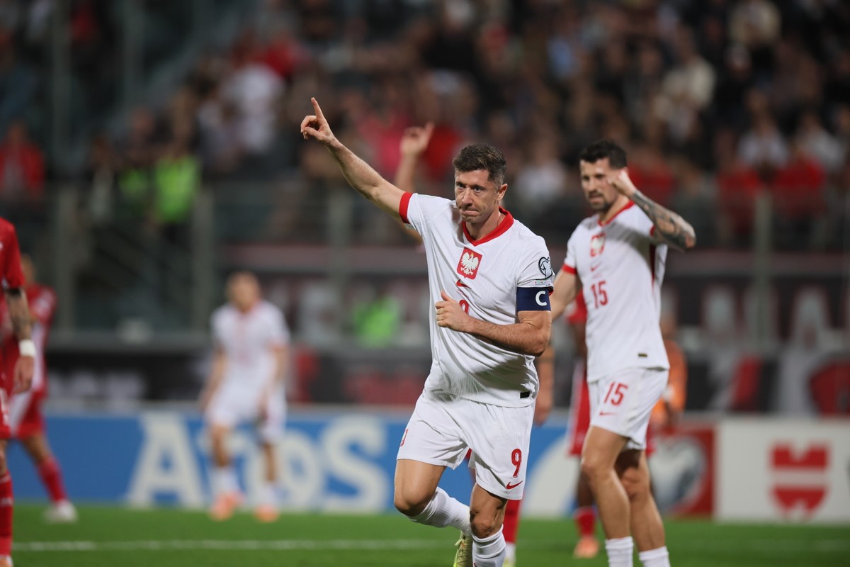 Attard, Malta, 17.11.2025. Piłkarz reprezentacji Polski Robert Lewandowski (L) cieszy się z gola podczas meczu eliminacyjnego mistrzostw świata z Maltą, 17 bm. w Attard. (mk) PAP/Leszek Szymański
