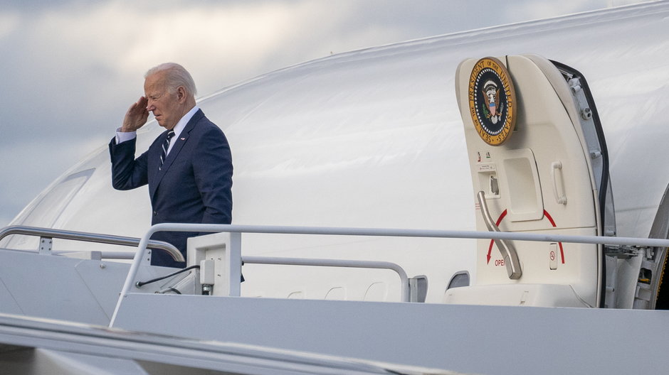Joe Biden przed wejściem do Air Force One, kwiecień 2024 r.
