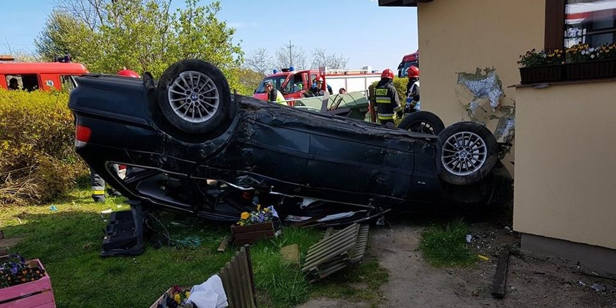 Bmw wbiło się w ścianę domu i wpadło do ogródka