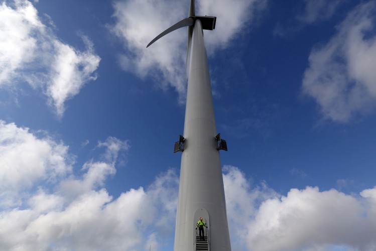 Pojedyncze skrzydło wirnika turbiny wiatrowej MHI Vestas V164 liczy 80 metrów. To mniej więcej tyle, ile rozpiętość skrzydeł wielkiego samolotu Airbus A380 jumbo jet.