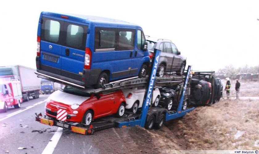 Wypadek lawety pełnej nowych samochodów!