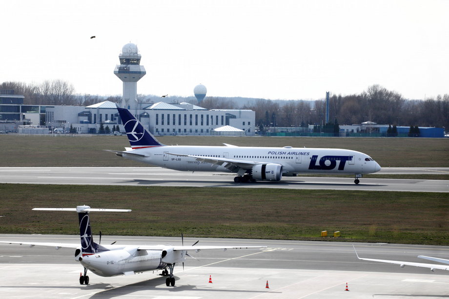 Od niedzieli 15 marca na polskich lotniskach lądują tylko samoloty czarterowe i rejsy specjalne, w tym w ramach akcji #LOTdoDomu. Zawieszono regularne połączenia lotnicze, zarówno krajowe, jak i międzynarodowe do 28 marca, jednak z możliwością przedłużenia tego terminu decyzją rządu.