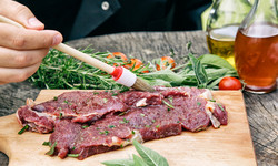 Dlaczego mięso na grilla lepiej zamarynować? Jeden bardzo ważny powód 