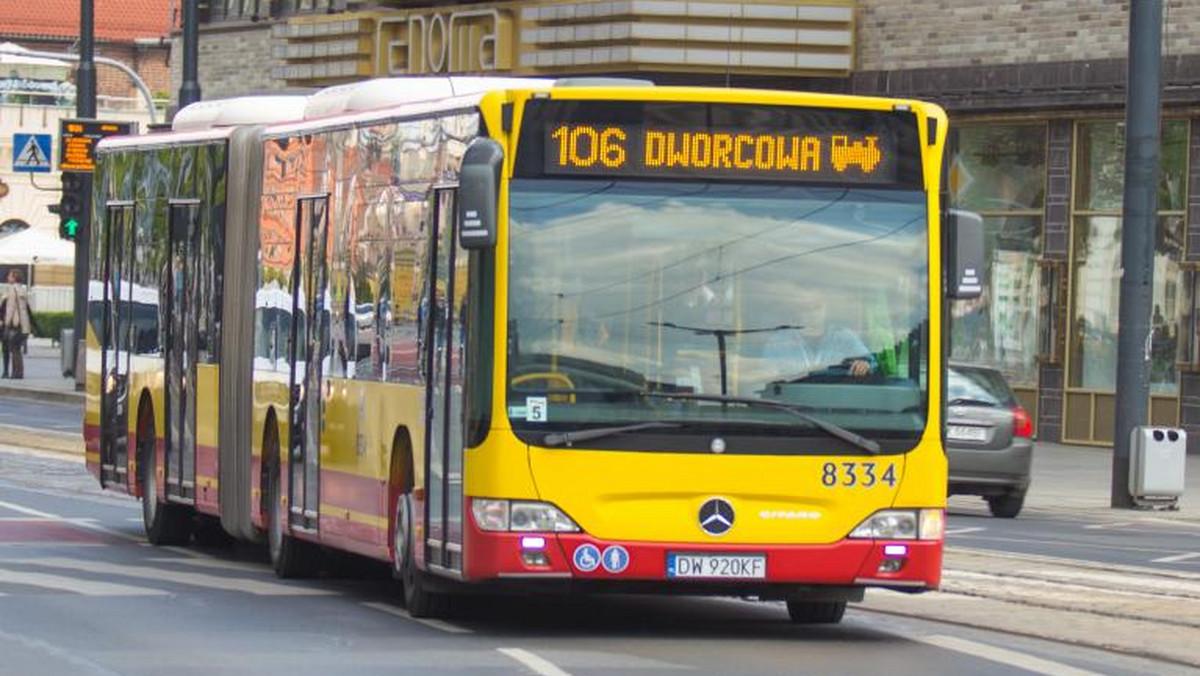 Wrocławskie MPK ogłosiło przetarg na zakup 50 nowych autobusów. Wiadomo, że wszystkie wozy mają być niskopodłogowe, klimatyzowane i niskoemisyjne. 50 nowych autobusów ma trafić do Wrocławia na przełomie 2018 i 2019 roku. Przynajmniej taki jest plan MPK. Na razie jednak trzeba wybrać firmę, która zajmie się ich dostawą. Na oferty firm MPK czeka do 9 lutego 2018 roku.
