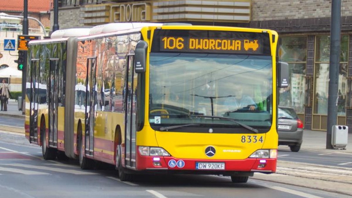 Wrocławskie MPK ogłosiło przetarg na zakup 50 nowych autobusów. Wiadomo, że wszystkie wozy mają być niskopodłogowe, klimatyzowane i niskoemisyjne. 50 nowych autobusów ma trafić do Wrocławia na przełomie 2018 i 2019 roku. Przynajmniej taki jest plan MPK. Na razie jednak trzeba wybrać firmę, która zajmie się ich dostawą. Na oferty firm MPK czeka do 9 lutego 2018 roku.